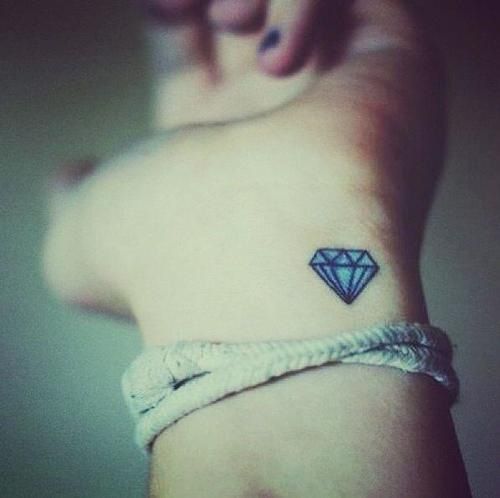 Hình xăm kim cương ở cổ tay đẹp nhất 