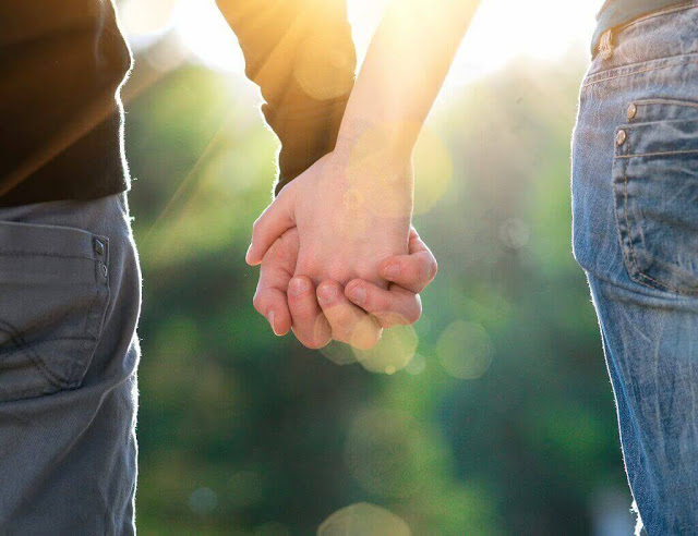 Một mối quan hệ không chỉ là nắm tay khi hiểu nhau mà ngay cả khi có những điều hiểu nhầm, chúng ta vẫn không buông tay nhau.